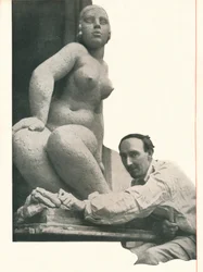 En cameo av Frank Dobson Booths Has The Magic of Pygmalion. Det gör att även vissa statyer kommer till liv