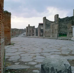 En kullerstensgata romersk väg i Pompeji, Italien