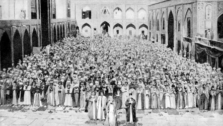 En församling står inför den heliga Kaba i Mecka-moskén, Saudiarabien, 1922