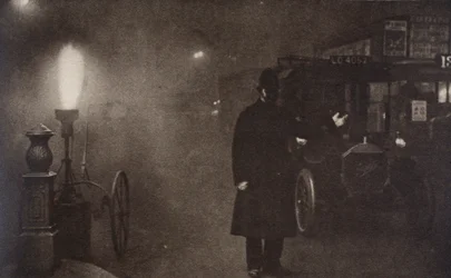 En konstapel som dirigerar trafiken i dimman, London, c1910-c1920s