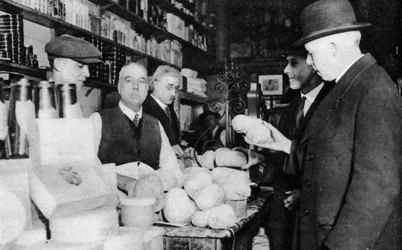 En kund inspekterar en haggis, London, 1926-1927