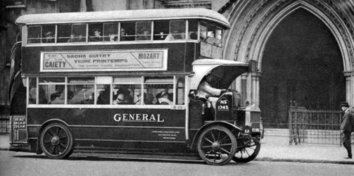 En dubbeldäckad buss som står utanför Law Courts, London, 1926-1927