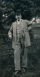 En gentleman klädd i kostym och bowlerhatt c1910