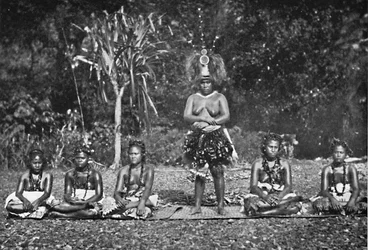 En grupp samoanska dansande kvinnor i full kostym, 1902
