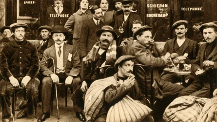 En grupp flyktingfältarbetare på ett kafé i Paris, första världskriget, 1914-1918, 1933.
