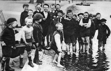 En grupp sommarpaddlare i Serpentine, London, 1926-1927