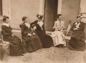 En grupp kvinnor talar, 1937