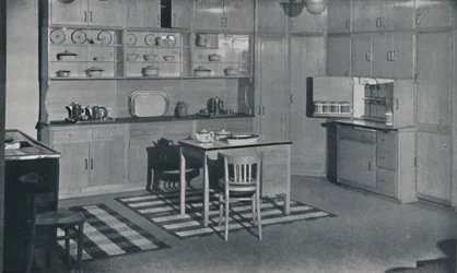 Ett kök arrangerat och utrustat av Heal & Son, Ltd. i London, 1942