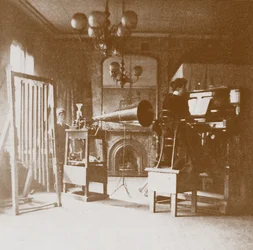 En kvinnlig pianist i Emil Berliners första studio i London, Cockburn Hotel, 1898
