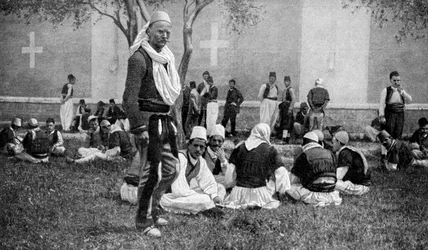 Ett möte mellan Mirdite bergsbestigare och deras stadsfränder utanför en katedral i Scutari, Turkiet, 1922