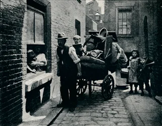 En flytt i Slumopolis, London, c1901 1901
