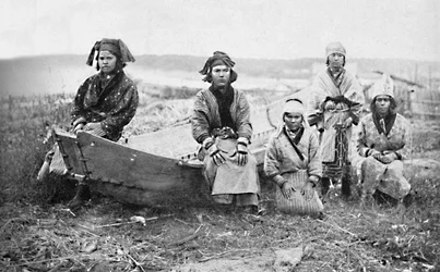 Aparty of Ainu nudlar, Monbetsu, Hokkaido, Japan, 1902