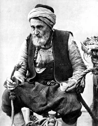 En bonde som dricker kaffe och röker en huqqah, Izmir, Turkiet, 1936