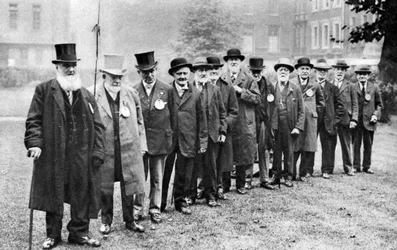 En rad gamla taxibilar, London, 1926-1927