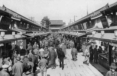 En rad butiker i Asakusa, Tokyo, 1900-talet
