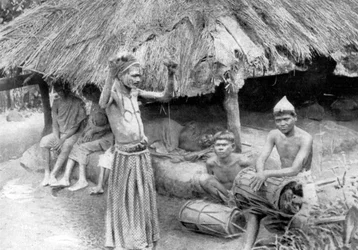 En trollkarl som stöter ut en ande från en sjuk man i södra Indien, 1926