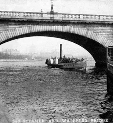 En ångbåt som passerar under Waterloo Bridge, London, tidigt 1900-tal