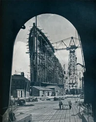 En slående bogvy av det gigantiska Cunard-fartyget, Queen Mary, vid Clydebank, Glasgow, 1934