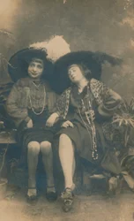 Ett studiofotografi av två damer, c1910