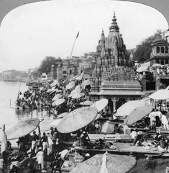 Ett tempel och ghats på Ganges i Benares Varanasi, Indien, 1900-talet