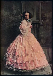 En bollklänning med tre volang av rosa siden, med överklänning av vitblommig gasväv, 1850-60, c1913