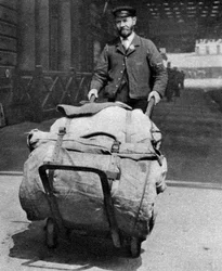 En tågportier, London, 1926-1927
