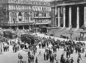 Utsikt över börsen under de tyska truppernas passage, 1914