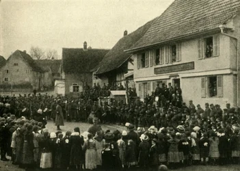 En by i Alsace är ockuperad av franska trupper, första världskriget, c1915, c1920.