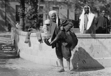 En vattenbärare i Damaskus, Syrien, c1920-c1930s