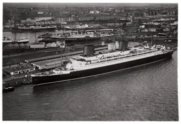 Flygfoto över Bremens hamn, Tyskland, och linjefartyget Europa, från en Zeppelin, c1931 1933