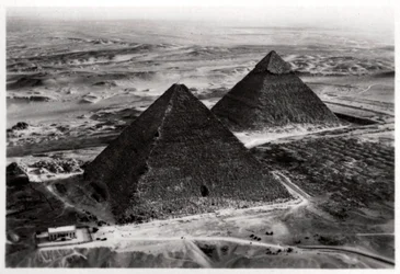 Flygfoto av pyramiderna i Giza, Egypten, från en zeppelinare, 1931 1933