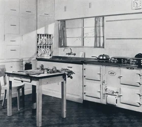 Aga Heat Ltd. Aga-spis modell F för ett stort hus, utförd i svart och krämfärgad glasemalj