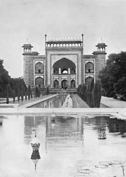 Agra. Porten till Taj Mahal, c1910.