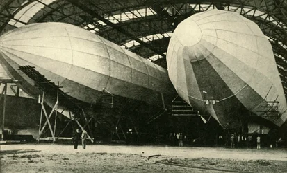 Luftskepp i hangar, första världskriget, 1914, c1920.
