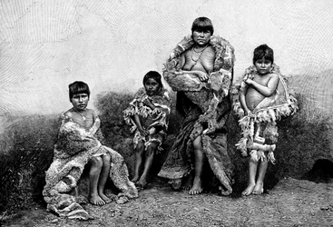 Alakaluf Fuegians, klädda i guanacoskinn, Chile, 1895