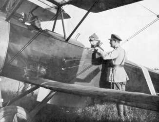 Albert I av Belgien, avresa med flyg för att besöka Yserns linjer, c1917