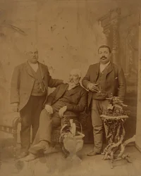 Albumtryck av tre medlemmar av familjen Boyd, 1890-1930.