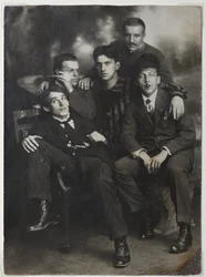 Alexey Kruchenykh, David Burlyuk, Vladimir Mayakovsky, Nikolai Burlyuk och Benedict Livshits, 1913.