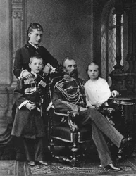 Alexander II av Ryssland och prinsessan Ekaterina Mikhailovna Yurievskaya med barn, ca. 1880.
