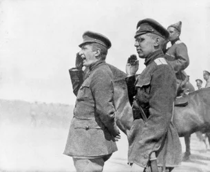 Alexander Kerensky under en recension av ryska trupper, första världskriget, 1917