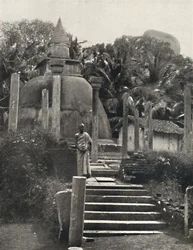 Ambatthala Dagoba i Mihintale, viloplats för relikerna från Mahinda, byggd 275 f.Kr. 1926