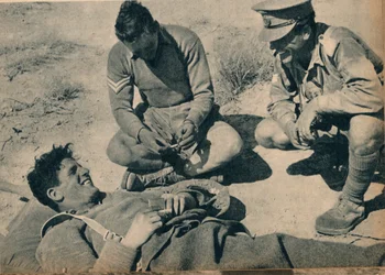 Ambulansmän med en skadad pansarskytte, c1942 1944