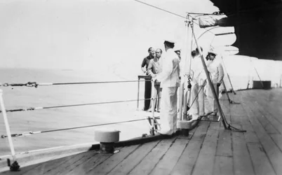 Amerikansk skådespelare och filmregissör Douglas Fairbanks, senior ombord på HMS Malaya, Venedig, Italien 1938