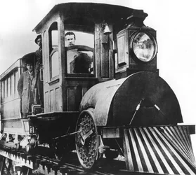 Den amerikanske uppfinnaren Thomas Alva Edison ombord på en elektrisk järnväg, 1892