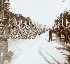 Amerikanska trupper marscherar i segerparad, Paris, Frankrike, c1918-c1919