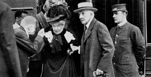 Den amerikanske tycoonen John D Rockefeller och hans fru anländer till Cleveland, Ohio, 1912 1951