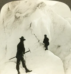 Bland berg och klyftor av is - enorma sprickor av Brigsdals glaciär, - Norge, c1905.