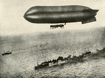 Ett luftskepp som eskorterar en konvoj, 1919.