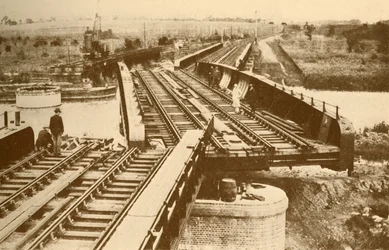 En elektriskt driven svängbro, vid Beccles, nära Yarmouth London och North Eastern Railway