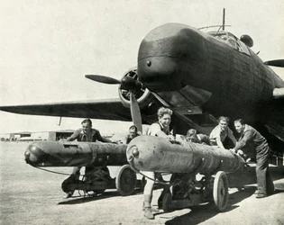 Ett flygplan som kunde bära torpeder över många hundra mil, c1942-1943, 1945.